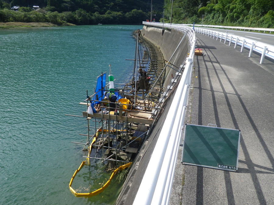 河川内での水上ボーリングの様子