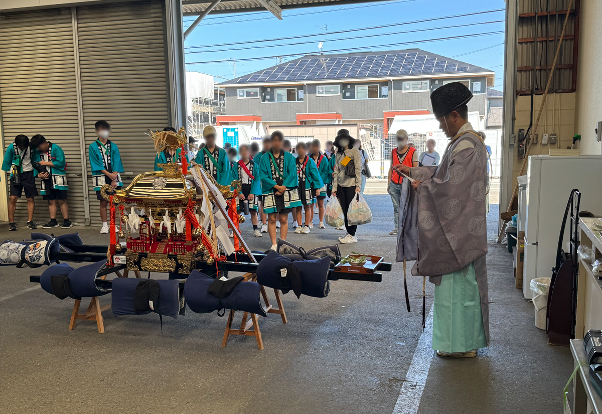 秋祭りの子供神輿の様子①