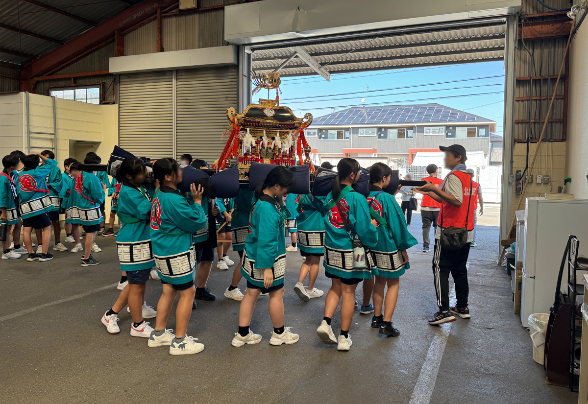 秋祭りの子供神輿の様子②